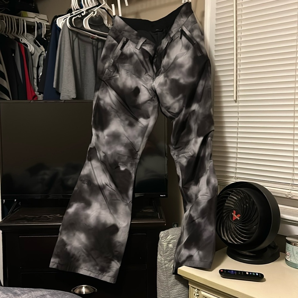Women’s size large North Face ski/snowboarding/snow pants.